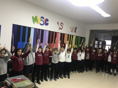 3A SINIFI MÜZİK DERSİNDE BAGETLERLE RİTM ÇALIŞMASI YAPTI