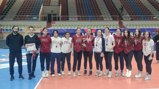 GENÇ KIZLAR VOLEYBOL TAKIMIMIZ OKUL SPORLARI TURNUVASINDA İZMİR 4. SÜ OLMUŞTUR.