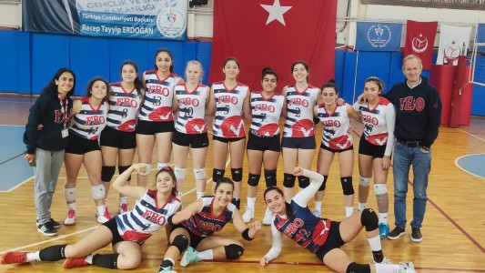 GENÇ KIZLAR VOLEYBOL TAKIMIMIZ ÇEYREK FİNAL GRUBUNDAKİ SON MAÇINDA 3-0 KAZANARAK YARI FİNAL MAÇIYLA YOLUNA DEVAM EDİYOR.