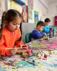 ANASINIFI ÖĞRENCİLERİMİZ İLE GÖRSEL SANATLAR DERSİNDE AHŞAP MAKET YAPTIK.