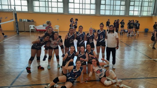 GENÇ KIZLAR VOLEYBOL TAKIMIMIZ ÇEYREK FİNALDEKİ İLK MAÇINI 2-0 KAZANMIŞTIR.