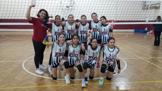 KÜÇÜK KIZLAR VOLEYBOL TAKIMIMIZ İLÇE MÜSABAKALARI GRUP MAÇLARINDA BAŞARIYLA BİR ÜST GRUBA ÇIKMAYA HAK KAZANDI.