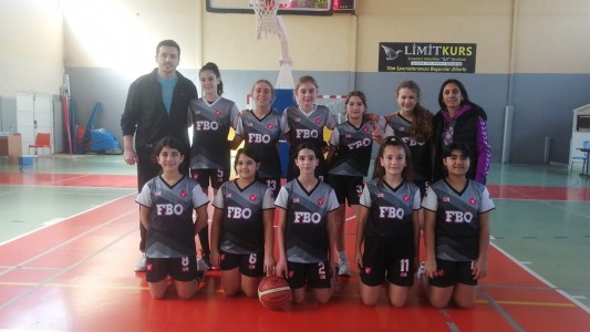 KÜÇÜK KIZLAR BASKETBOL TAKIMIMIZ ÇEYREK FİNAL İLK MAÇINI KAZANMIŞTIR.