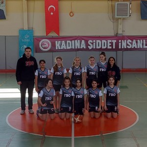 KÜÇÜK KIZLAR BASKETBOL TAKIMIMIZ ÇEYREK FİNALDE 2. MAÇINIDA KAZANMIŞTIR.