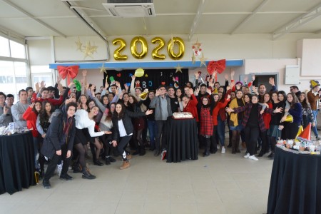 LİSE ÖĞRENCİLERİMİZ 2020 YILINI MÜZİK EŞLİĞİNDE DANS EDEREK KARAOKE YAPARAK VE GELENEKSEL TOMBALA OYUNUNU OYNAYARAK KARŞILADILAR