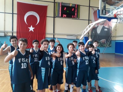 KÜÇÜK ERKEKLER BASKETBOL TAKIMIMIZ GRUBUNDAKİ TÜM MAÇLARI TAMAMLAYARAK BİR ÜST MÜSABAKALARA KATILMAYA HAK KAZANMIŞTIR.