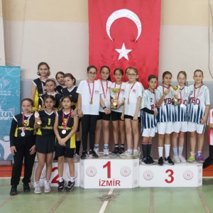 OKUL SPORLARI KÜÇÜK KIZLAR BADMİNTON TAKIMIMIZ İZMİR 3.'SÜ OLMUŞTUR.