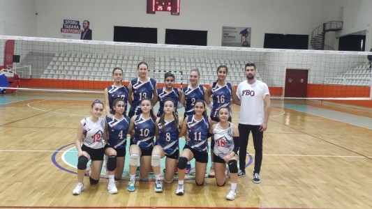 GENÇ KIZLAR VOLEYBOL TAKIMIMIZ OKUL SPORLARI MÜSABAKALARINDA ÇEYREK FİNAL GRUBUNDAKİ İLK MAÇINDA GALİBİYET ALMIŞTIR.